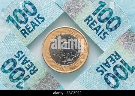 Brasilianischen Real Münze und 100 Reais Banknoten Stockfoto