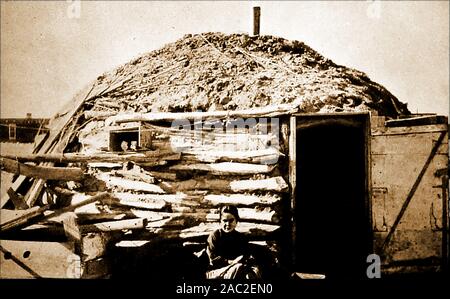 Eine historische 1930 Foto: Utah Navajo Indianer hooghan (oder Hogan) Wohnung, obwohl Temporäre ist es mit Holzwänden und einem Schornstein gebaut. Stockfoto