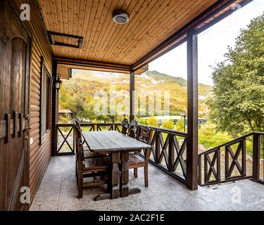 Holz- Haus mit wunderschönen Blick auf den Wald Stockfoto