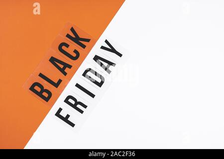 Die Inschrift in schwarzen Buchstaben schwarzer Freitag an einem grauen orange Hintergrund Stockfoto