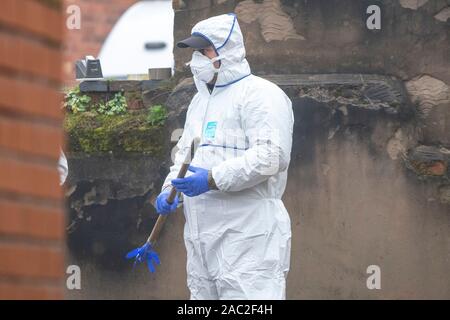 Stafford, Großbritannien. Die Polizei die letzte bekannte Adresse der London Bridge Terror verdächtige Usman Khan Suche im dritten Stock. Die London Bridge teroor Angriff sah zwei getötet und drei schwer verletzt. Credit: Benjamin Wareing/Alamy leben Nachrichten Stockfoto