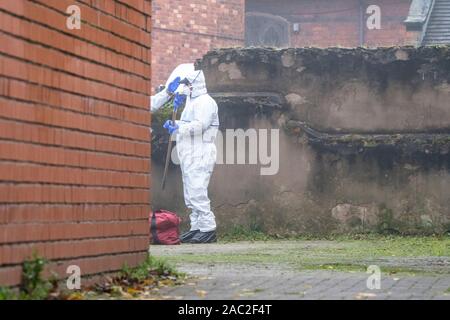 Stafford, Großbritannien. Die Polizei die letzte bekannte Adresse der London Bridge Terror verdächtige Usman Khan Suche im dritten Stock. Die London Bridge teroor Angriff sah zwei getötet und drei schwer verletzt. Credit: Benjamin Wareing/Alamy leben Nachrichten Stockfoto