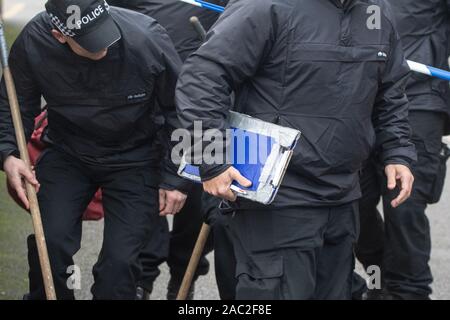 Stafford, Großbritannien. Die Polizei die letzte bekannte Adresse der London Bridge Terror verdächtige Usman Khan Suche im dritten Stock. Die London Bridge teroor Angriff sah zwei getötet und drei schwer verletzt. Credit: Benjamin Wareing/Alamy leben Nachrichten Stockfoto