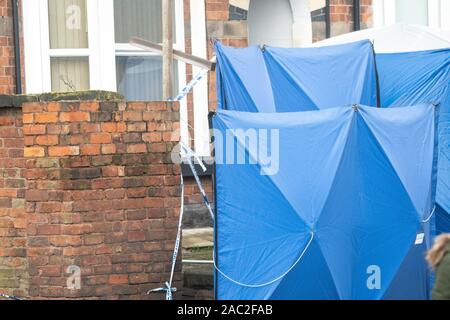 Stafford, Großbritannien. Die Polizei die letzte bekannte Adresse der London Bridge Terror verdächtige Usman Khan Suche im dritten Stock. Die London Bridge teroor Angriff sah zwei getötet und drei schwer verletzt. Credit: Benjamin Wareing/Alamy leben Nachrichten Stockfoto