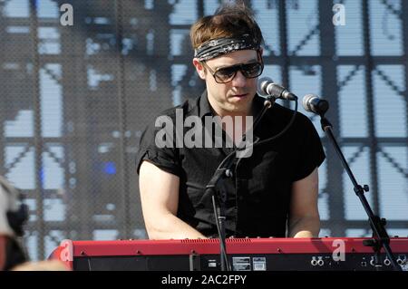 Musiker Mikel Jollett der Airborne Toxic Event führt an den 2008 Coachella Musikfestival in Indio. Stockfoto