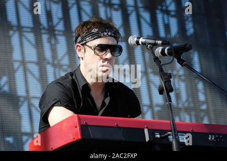 Musiker Mikel Jollett der Airborne Toxic Event führt an den 2008 Coachella Musikfestival in Indio. Stockfoto