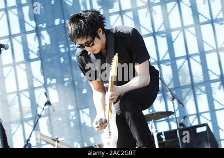 Musiker Steven Chen der Airborne Toxic Event führt an den 2008 Coachella Musikfestival in Indio. Stockfoto