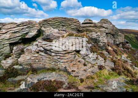 Verwitterte gritstone Felsbrocken auf Klingeln Roger, Kinder Scout Stockfoto