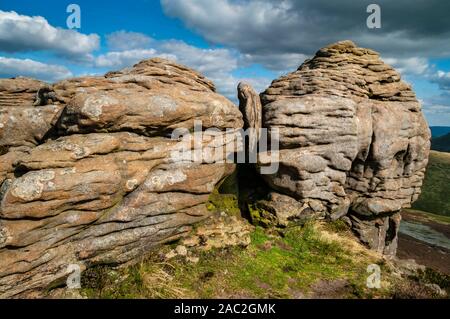 Verwitterte gritstone Felsbrocken auf Klingeln Roger, Kinder Scout Stockfoto