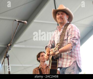 Schauspieler / Musiker Kevin Costner und modernen Westen am Stagecoach Festival 2009 in Indio durchführen. Stockfoto