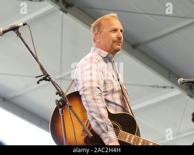 Schauspieler / Musiker Kevin Costner und modernen Westen am Stagecoach Festival 2009 in Indio durchführen. Stockfoto