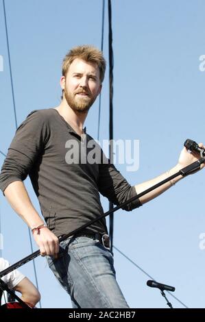 Charles Kelley von Lady Antebellum führt auf dem Stagecoach Festival 2009 in Indio. Stockfoto