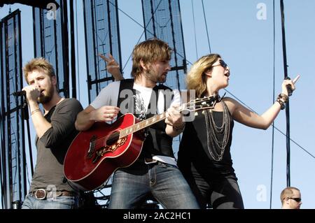 (L - R) Charles Kelley, Dave Haywood und Hillary Scott von Lady Antebellum führt auf dem Stagecoach Festival 2009 in Indio. Stockfoto