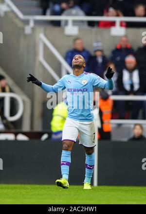 Newcastle, Tyne und Wear, Großbritannien. 30. November 2019. Newcastle, Tyne und Wear, Großbritannien. 30. November 2019; Englische Premier League Fußball, Newcastle United gegen Manchester City; Raheem Sterling von Manchester City feiert erzielte in der 22. Minute das 0-1-streng Redaktionelle nur Gebrauch zu machen. Keine Verwendung mit nicht autorisierten Audio-, Video-, Daten-, Spielpläne, Verein/liga Logos oder "live" Dienstleistungen. On-line-in-Match mit 120 Bildern beschränkt, kein Video-Emulation. Credit: Aktion Plus Sport Bilder/Alamy leben Nachrichten Stockfoto