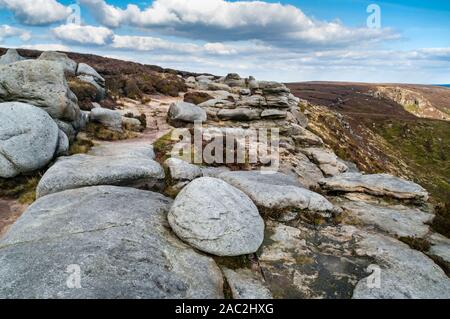 Pfad entlang Kinder Edge mit Blick nach Osten mit Steinbrocken und Platten. Stockfoto