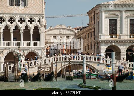 Venedig, Italien: Blick von Canale della Giudecca, Brücke "Ponte della Paglia", dahinter das die Seufzerbrücke über den schmalen Kanal Rio di Palazzo Stockfoto