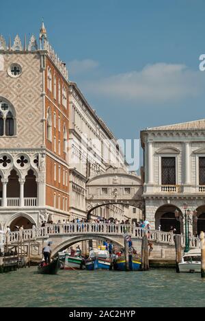 Venedig, Italien: Blick von Canale della Giudecca, Brücke "Ponte della Paglia", dahinter das die Seufzerbrücke über den schmalen Kanal Rio di Palazzo Stockfoto