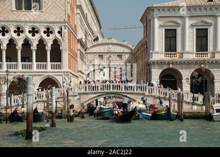 Venedig, Italien: Blick von Canale della Giudecca, Brücke "Ponte della Paglia", dahinter das die Seufzerbrücke über den schmalen Kanal Rio di Palazzo Stockfoto