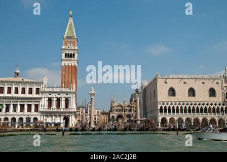 Venedig, Italien: Blick von Canale della Giudecca auf der Piazzetta San Marco mit den beiden Spalten, der Dogenpalast und der Campanile Stockfoto