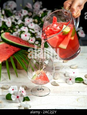 Eine Person gießen hausgemachte Wassermelone Eis in ein Glas Stockfoto