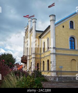 Lettland KULDIGA - 22. SEPTEMBER: Kuldiga ist eine alte Stadt mit einzigartigen, unverwechselbaren Architektur. Haus der Regierung in der Altstadt am 22. September 201 Stockfoto