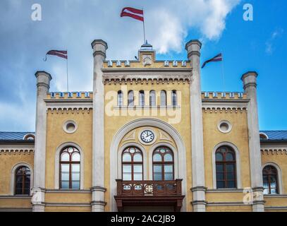 Lettland KULDIGA - 22. SEPTEMBER: Kuldiga ist eine alte Stadt mit einzigartigen, unverwechselbaren Architektur. Haus der Regierung in der Altstadt am 22. September 201 Stockfoto