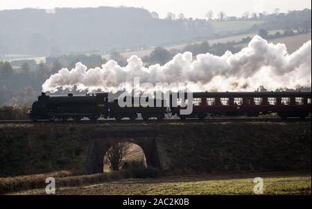 Der S15 Klasse Dampflok 506 Zieht den Santa Spezielle entlang der Mid Hants Railway, auch als die Brunnenkresse Line bekannt, in der Nähe von Ropley in Hampshire. Stockfoto