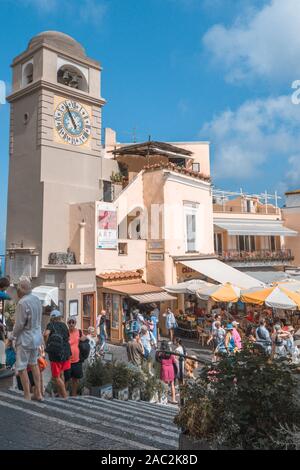 Capri, Italien - 13 August 2019: Touristen in der Innenstadt Platz Piazza Umberto am frühen Morgen Stockfoto