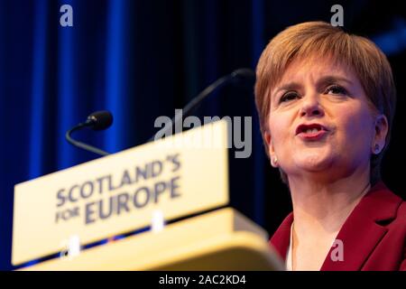 St Andrews, Schottland, Großbritannien. 30. November 2019. Erster Minister von Schottland Nicola Sturgeon macht Rede in St Andrews, Fife, in der St. Andrews in Schottland. Adressierung Aktivisten seiner Partei, sie erklärte, dass Schottlands Zukunft in Schottland Hände - nicht Boris Johnson's sein sollte. Iain Masterton/Alamy Leben Nachrichten. Stockfoto