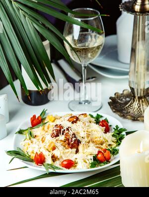 Pilav mit Huhn und Gemüse Stockfoto