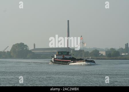 Ein fluss Schiff Transporte Fracht auf dem Fluss Stockfoto