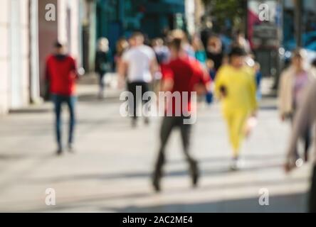 Unscharf Hintergrund mit Menschen überqueren die Straße. Stockfoto