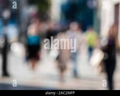 Unscharf Hintergrund mit Menschen überqueren die Straße. Stockfoto