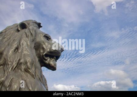 30. August 2018: Trafalgar Square London UK lion Statue Stockfoto