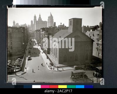 Allgemeine Ansicht, nach Südwesten zu Manhattan von Manhattan Bridge, Manhattan Code: I.D. Auf der Suche Monroe Street in Richtung Städtische Gebäude- und Finanzviertel; Kinder spielen an der Ecke in der Nähe der Kirche, Parkplatz, Links. Zitat/Bezug: CNY #227; Allgemeine Ansicht, nach Südwesten zu Manhattan von Manhattan Bridge, Manhattan Stockfoto