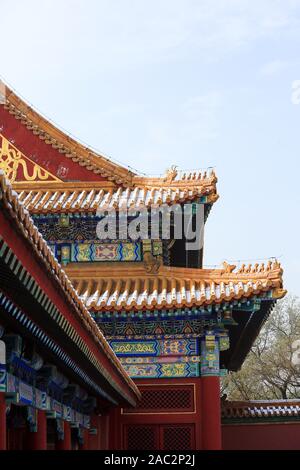 Das Dach einer Halle ist mit Schnee an der Verbotenen Stadt bedeckt, auch als der Palast Museum, in Peking, China, am 30. November, 2019 bekannt. Beijing re Stockfoto