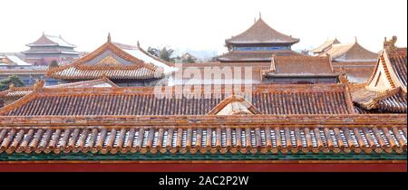Die Dächer der Hallen sind mit Schnee auf die Verbotene Stadt, die auch als Palast Museum, in Peking, China, am 30. November, 2019 bekannt. Beiji Stockfoto