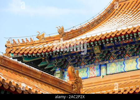 Das Dach einer Halle ist mit Schnee an der Verbotenen Stadt bedeckt, auch als der Palast Museum, in Peking, China, am 30. November, 2019 bekannt. Beijing re Stockfoto