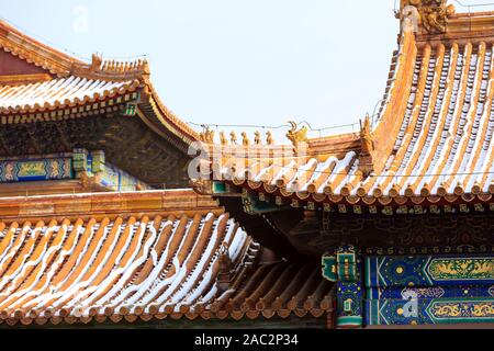 Das Dach einer Halle ist mit Schnee an der Verbotenen Stadt bedeckt, auch als der Palast Museum, in Peking, China, am 30. November, 2019 bekannt. Beijing re Stockfoto