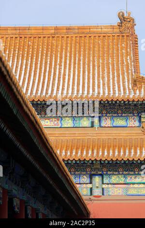 Das Dach einer Halle ist mit Schnee an der Verbotenen Stadt bedeckt, auch als der Palast Museum, in Peking, China, am 30. November, 2019 bekannt. Beijing re Stockfoto