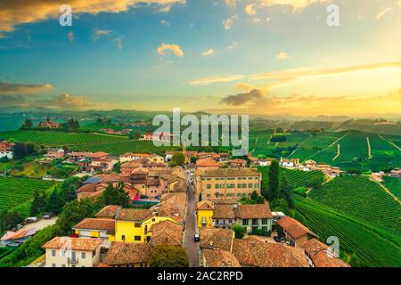 Langhe Panorama, Barbaresco Dorf und Weinberge Blick bei Sonnenuntergang von Turm, UNESCO-Welterbe, Piemont, Norditalien Europa. Stockfoto