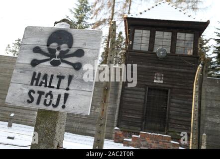 Oswiecim, Polen. 30 Nov, 2019. Ein Blick auf das Zeichen 'Halt' ('Stop'). In zwei Monaten den 75. Jahrestag der Befreiung von Auschwitz. Die größte deutsche Nazi Konzentrations- und Vernichtungslager KL Auschwitz-Birkenau von der Roten Armee am 27. Januar 1945 befreit. Credit: Damian Klamka/ZUMA Draht/Alamy leben Nachrichten Stockfoto