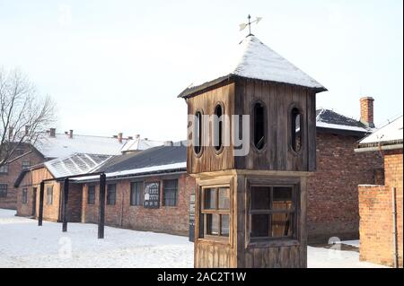 Oswiecim, Polen. 30 Nov, 2019. Ein Blick auf die ehemaligen Nazideutschen Konzentrations- und Vernichtungslager Auschwitz. Galgen und SS Wachturm. In zwei Monaten den 75. Jahrestag der Befreiung von Auschwitz. Die größte deutsche Nazi Konzentrations- und Vernichtungslager KL Auschwitz-Birkenau von der Roten Armee am 27. Januar 1945 befreit. Credit: Damian Klamka/ZUMA Draht/Alamy leben Nachrichten Stockfoto