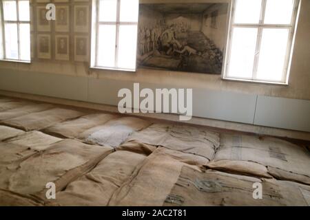 Oswiecim, Polen. 30 Nov, 2019. Ein Platz zum Schlafen Gefangenen in das Museum in Auschwitz I camp. In zwei Monaten den 75. Jahrestag der Befreiung von Auschwitz. Die größte deutsche Nazi Konzentrations- und Vernichtungslager KL Auschwitz-Birkenau von der Roten Armee am 27. Januar 1945 befreit. Credit: Damian Klamka/ZUMA Draht/Alamy leben Nachrichten Stockfoto