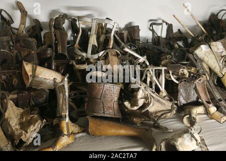 Oswiecim, Polen. 30 Nov, 2019. Eine Extremität Prothesen in das Museum in Auschwitz I camp. In zwei Monaten den 75. Jahrestag der Befreiung von Auschwitz. Die größte deutsche Nazi Konzentrations- und Vernichtungslager KL Auschwitz-Birkenau von der Roten Armee am 27. Januar 1945 befreit. Credit: Damian Klamka/ZUMA Draht/Alamy leben Nachrichten Stockfoto