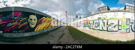 Gemälde und Graffiti auf die Reste der Berliner Mauer in Deutschland Stockfoto