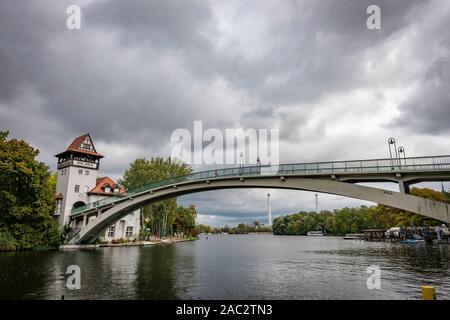 Insel Berlin an der Spree am Treptower Park, Berlin, Deutschland Stockfoto