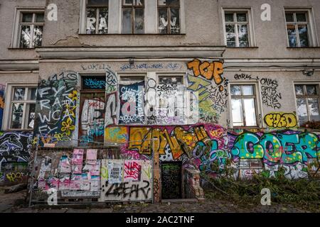 Ein stark graffitied verfallenes Gebäude in Berlin, Deutschland Stockfoto