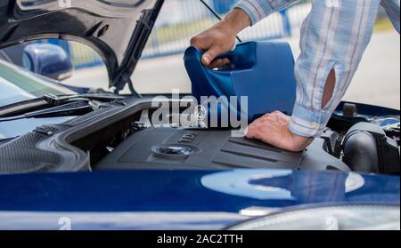 Motoröl wechseln, Wartung, Öl gießen in den Motor Stockfoto