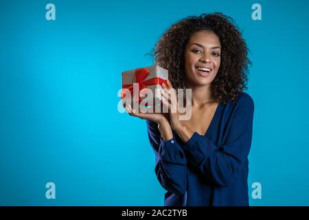 Pretty Woman empfangene Geschenk Box und in was innen interessiert. Kopieren Sie Platz. Stockfoto